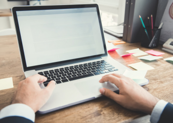 profissional em um computador