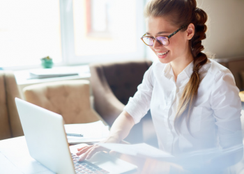 mulher em frente ao notebook