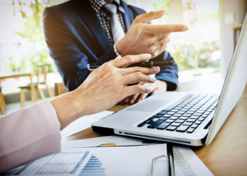 profissionais olhando para um notebook