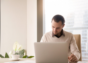 homem trabalhando em um notebook