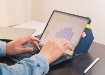 mãos masculinas digitando em um notebook