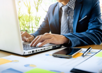 homem trabalhando em um notebook