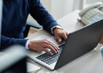 mãos masculinas usando notebook